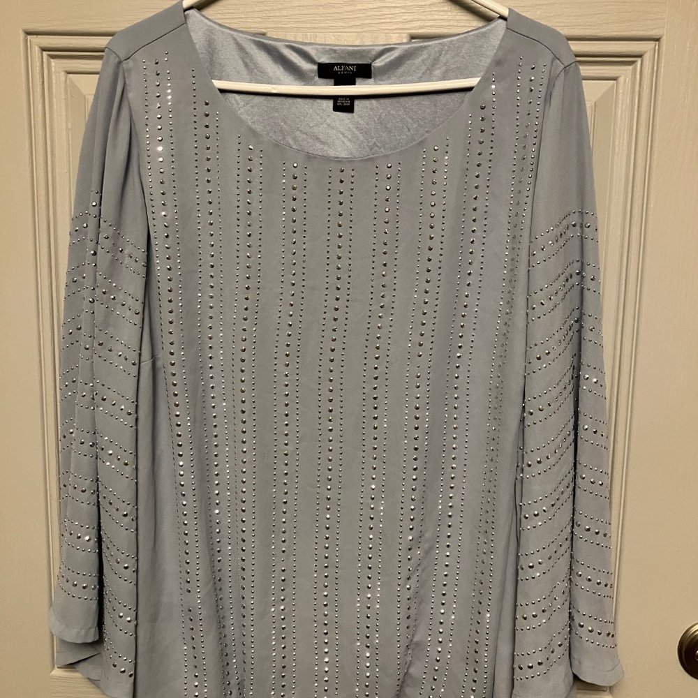 WOMEN'S ALFANI BRAND BLOUSE IN A SOFT BLUE WITH METALIC TRIM IN SIZE 18W